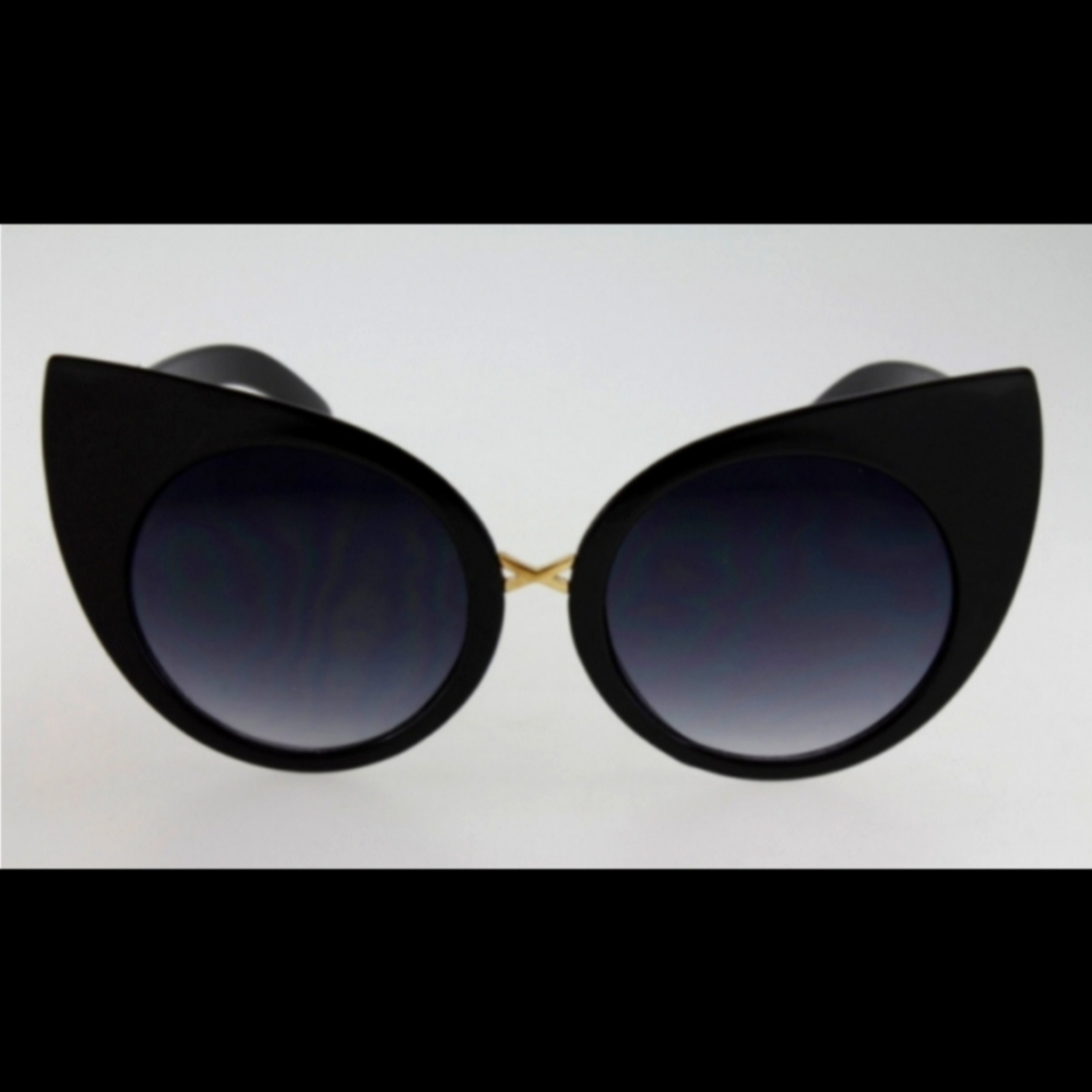 Exaggerated Cateye Sunglasses with Metal Bridge